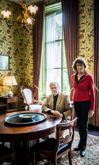Mijnard en Grietha Scheeers in een rijk gedecoreerd interieur.