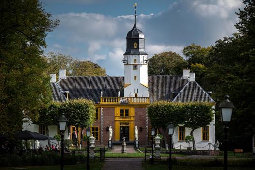 Vooraanzicht van de Fraeylemaborg in Slochteren.