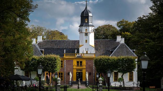 Vooraanzicht van de Fraeylemaborg in Slochteren.