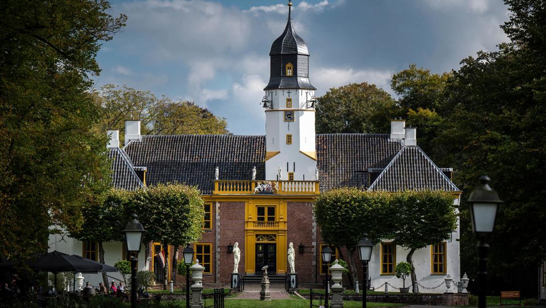 Vooraanzicht van de Fraeylemaborg in Slochteren.